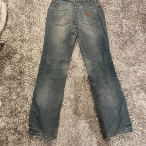 Lågmidjade jeans - Low waist straight jeans! Innerbenslängd ca 80 cm, midja ca 37 cm rakt över. Inga defekter