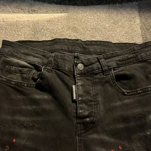 Dsquared2 jeans - Knappt använda dsquared jeans som passar bra i 170-180. Jeansen sitter slim på mig och jag är smal. skriv gärna om du har några frågor. Priset är inte hugget i sten