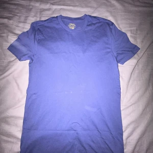 Blå t-shirt från Polo Ralph Lauren - Säljer en stilren blå t-shirt från Polo Ralph Lauren. Helt oanvänd, 10/10 skick. Hör av er vid minsta lilla fundering!
