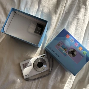 Digitalkamera - Helt ny i förpackning, men försent att skicka tillbaka. Har redan en så därför den inte är använd 🥰