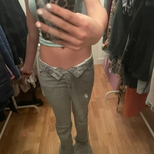 Grå jeans  - Snygga grå jeans! Bekväma sitter fint! Man kan vika ner och få lågmidjade som på bilden annars är det mid waiste! Aldrig använda bara testade som ni ser på bilden!🩶