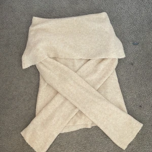 Beige off-shoulder tröja💓 - Säljer en stickad trendig off-shoulder tröja från bikbok!!!