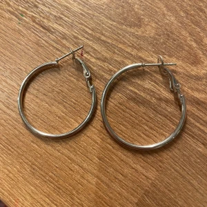 Mellan stora silverfärgade hoop-örhängen - Säljer ett par, klassiska hoop-örhängen i silverfärg. Perfekta för att ge en stilren touch till din outfit. De är lätta och bekväma att bära hela dagen. Säljer pga attt jag tror dom är gjorde av nickel 🩷alldrig använt 🫶🏼🩷
