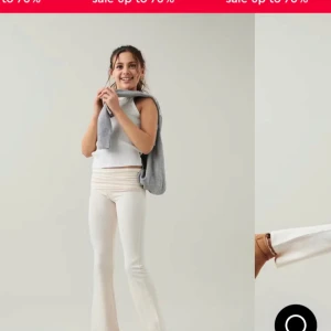 low waist yoga pants  - Säljer ett par krämbeiga yoga pants ifrån gina young i storlek 158/164 den har en fläck men går säkert bort i tvätten kom privat för egna bilder!