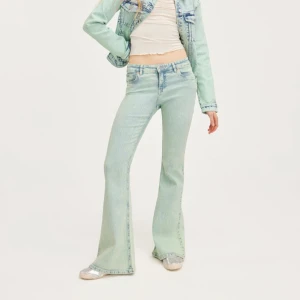 Monki katsumi low waist flared jeans - Knappt använda jeans, skriv om du har frågor❤️w27 längd 32