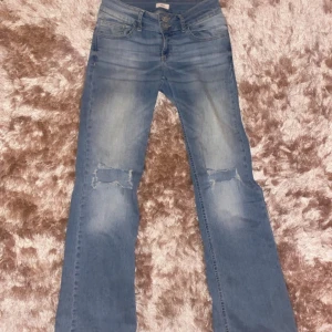 Nelly bootcut jeans  - Supersnygga med hål på knäna, köpta på vinted för nån vecka sen men gillade inte hur de satt på mig. 💜 Strl 36