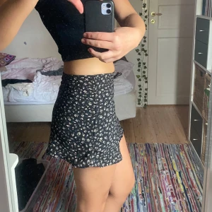 blommig svart kjol från h&m - superfin kjol, inte tight men inte lös lite mellan. passar bäst på en xs men även en s 