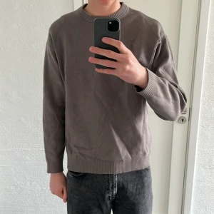 Beige Zara tjocktröja - Säljer en stilren beige tröja från Zara som inte används längre.                                                              Tröjan har en klassisk rund hals och långa ärmar med ribbade muddar.                                                                              Inga defekter