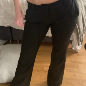 Svarta kostymbyxor - Snygga svarta kostymbyxor från bik bok. Byxorna har en rak stil och är perfekta för en stilren look. 