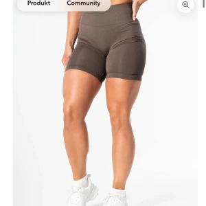 Shorts från Relode - Snygga bruna träningstights från Relode med hög midja och tight passform. Använda vid ett tillfälle, säljer pågrund av har fler färger har påse kvar till de. Passar xxs-s