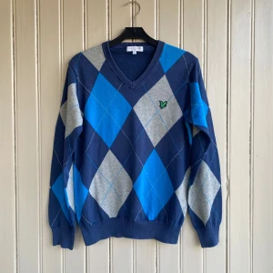 Lyle & Scott tröja  - En Lyle  & Scott i mycket fint skick. Inga skavanker eller fläckar. Perfekt inför sommarkvällar.   Måtten är ca 60 i längd och 40 i axelbredd.   Om du har några frågor tveka inte på att skriva!💬
