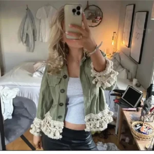 Grön Zara jacka med fransar  - Jätte fin ny skick. Khaki. Kom med prisförslag 