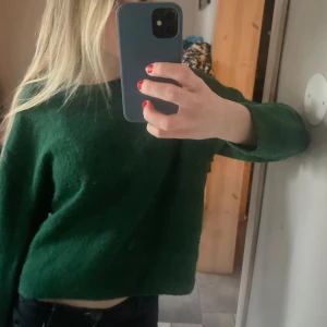 Grön stickad tröja - Säljer en mysig grön stickad tröja som är lite croppad💚💝🥰