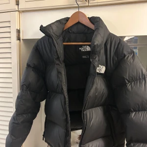 The North Face 1996 Retro Nuptse 700 - Snygg svart North Face. Använd för 4 månader och köpt 2 år sen. Är själv 183 och 78Kg. Jackan är perfekt för kyligare väder🧊🥶. Kontakta mig gärna för diskuteringar över priset eller för frågor. 