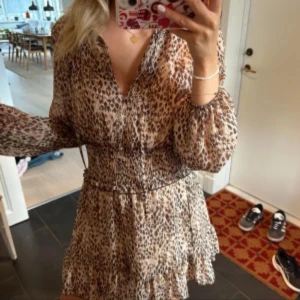 Leopardmönstrad klänning - Säljer min leopardmönstrade klänning med volang och långa ärmar ifrån Zara i storlek S! knappt använd, skriv privat för fler bilder! 