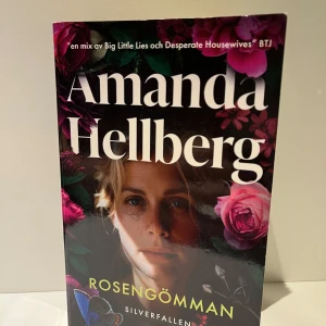 Rosengömman - Rosengömman av Amanda Hellberg är en spännande roman som utspelar sig på det anrika hotellet Rosenlund utanför Skövde. Boken handlar om Anna Sager och hennes vänner vars liv vänds upp och ner när en man hittas död på en fest. En berättelse om vänskap och mörka hemligheter.