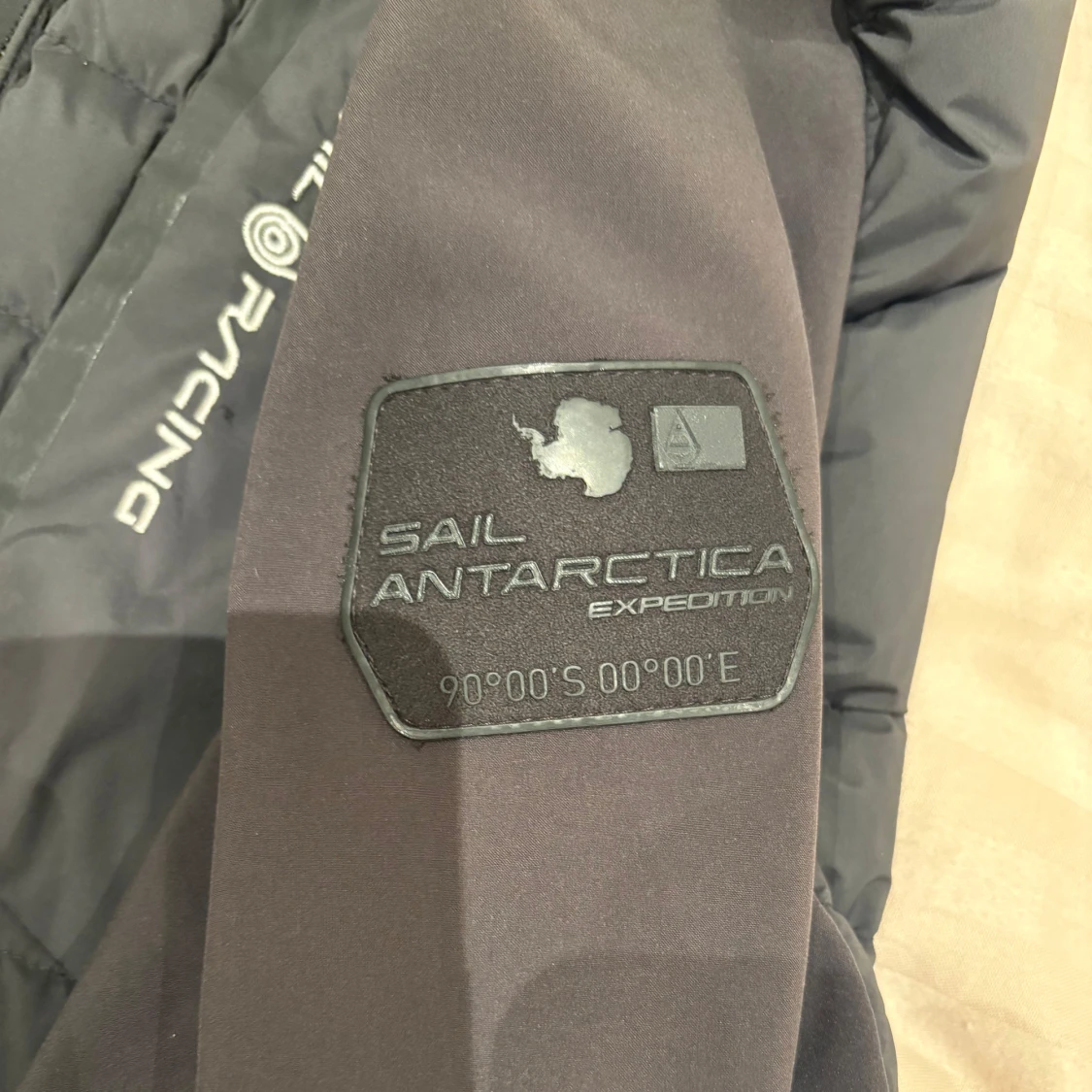 Svart dunjacka från Sail Racing - 4