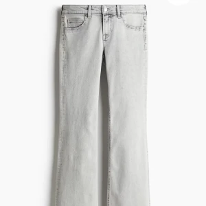 Grå bootcut jeans - Snygga grå low waist  bootcut jeans! Slutsålda på hemsidan