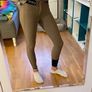 Bruna ridbyxor från CRW - Säljer ett par bruna ridbyxor från CRW. De har skoning vid benen och vid rumpan för extra grepptight. Har inte använt de så mycket. Perfekta för ridning🐴