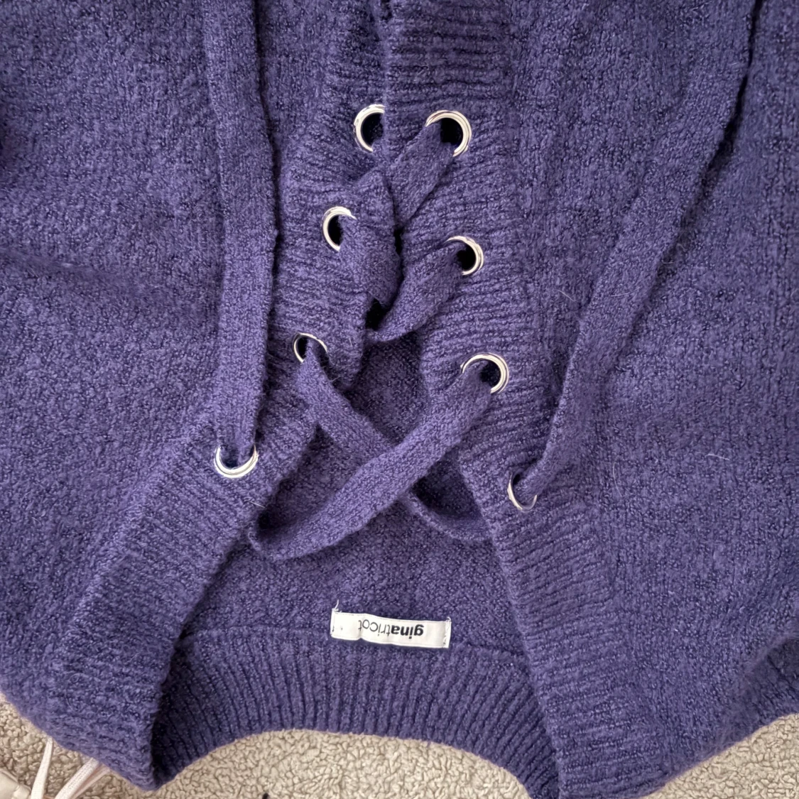 Lila stickad tröja med snörning - 2