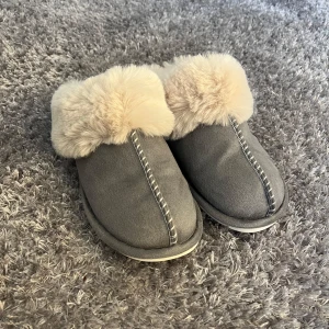 Mysiga tofflor - Jättemysiga tofflor som tyvärr är försmå, därav är de bara använda någon gång 🌸