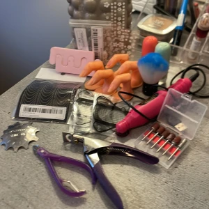 Nagelvårdsset med verktyg och dekorationer - Ett komplett nagelvårdsset med elektrisk nagelfil, borste, 2 st gel nagellack, nagelklippare och olika dekorationer. Inkluderar även övningsfingrar och nagelformar för perfekt manikyr. Perfekt för både nybörjare och proffs som vill skapa kreativa nageldesigner. Sakerna kan vara lite kladdiga från nagel gelé men går säkert att få bort❤️ säljer allt för 110kr, pris går att diskutera🥰