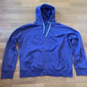 Lila hoodie från Polo Ralph Lauren - Säljer en lila hoodie från Polo Ralph Lauren. Den har dragkedja framtill och en klassisk huva med snörning. Tillverkad i en mjuk bomulls- och polyesterblandning, perfekt för en avslappnad stil. Skicket ät mycket bra. Storlek XXL.