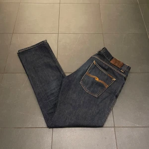 Nudie ”Slim Jim” jeans - Mycket snygga Nudie Jeans av model ”Slim Jim”, de är slim/straight. Skicket är väldigt bra, inga defekter. Storlek 33/32 men passar lite kortare så de tidigare blivit uppsydda. 