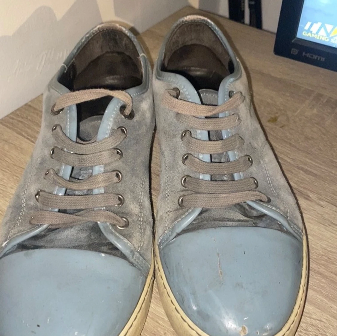 Gråa lanvins med blå detaljer