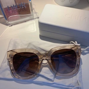 Chimi solglasögon  - Säljer dessa sjukt snygga chimi solglasögon som tyvärr inte kommer till användning! Är nästan aldrig använda och modellen är core 08 i champagne färg🤩🌟.