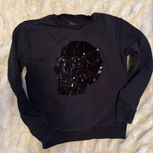 Zara skull sweatshirt  - Sweatshirt från Zara herr i storlek S, passar mig som är en xs/s. Använd men i bra skick. Möts gärna upp i Stockholm/östermalm/nacka. 