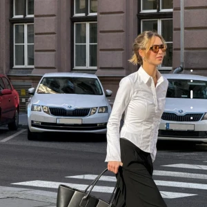 Vit skjorta -  Vit figursydd skjorta med vidare armar. Från Bershka i storleken S. Jag har endast testat den så helt ny med lappen kvar💕