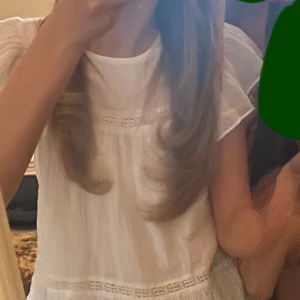 Vit blus med spetsdetaljer - Säljer en söt vit blus med spetsdetaljer och volangkant.  Superfin! 💓💓 strl 170 men sitter som en S