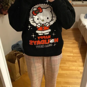 HELLO KITTY jultröja - Suuuper söt hello kitty jul hoodie utan luva, den är i storlek XS och är från New Yorker. Jag använde den över jul men nästan aldrig mer, säljer den för att den är för liten och måste rensa garderoben :( Passar nog alla oavsett vad