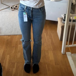 Blå jeans - Blå jeans från gina tricot i storlek 38/M (men skulle säga att dem är mindre i storleken). Prislapp är kvar och dem är aldrig använda.
