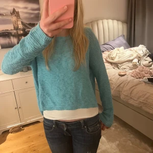 Turkos stickad tröja  - Säljer denna super söta tröjan som inte kommer till användning längre och som är supersöt till sommaren. 💞💞Pris kan diskuteras!💗