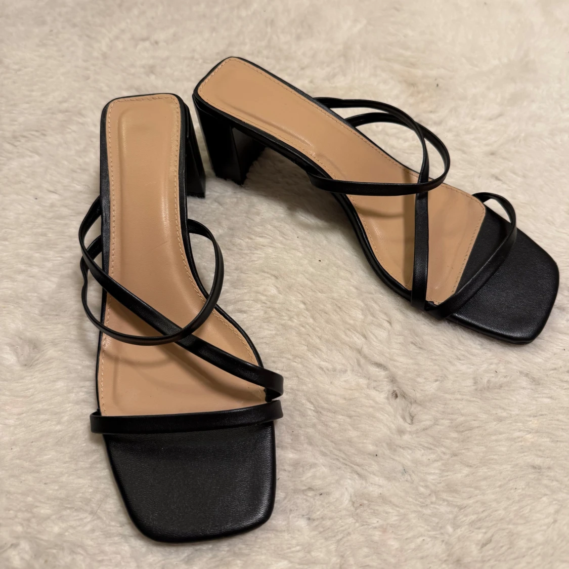 Svarta sandaler med klack