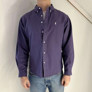 Lila skjorta från Ralph Lauren - Lila oxfordskjorta från Ralph Lauren i storlek small. Sitter som medium. Knappt använd och i mycket bra skick utan några defekter. 