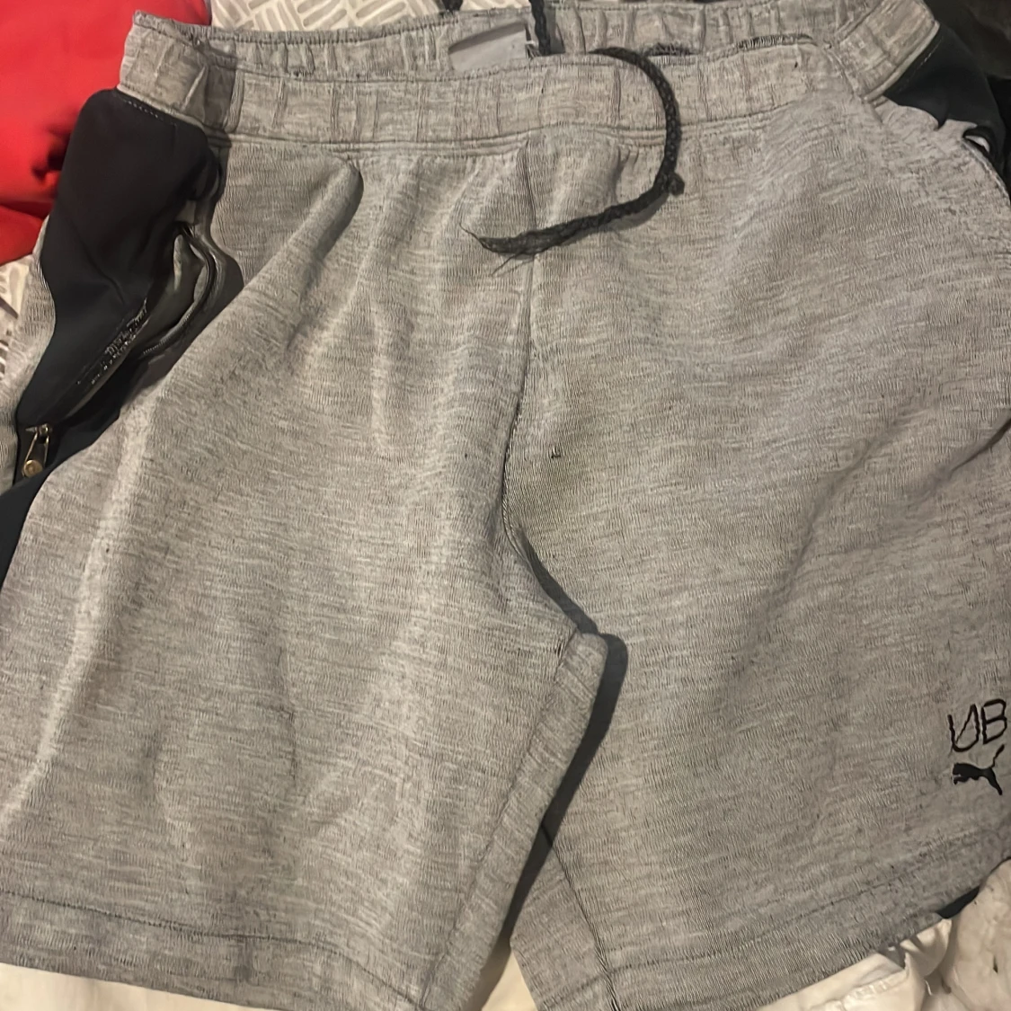Grå shorts från Puma