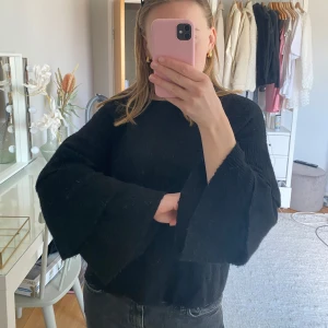 Tröja med volangärmar - Stickad tröja från Only med volangärmar. Ganska nopprig men sååå fin