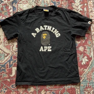 Bape t-shirt - Snygg svart bape t-shirt i storlek M. Fint skick inte använd många gånger.