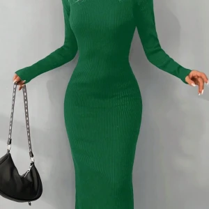 Grön ribbad klänning - Snygg grön ribbad klänning med lång ärm och figurnära passform. Klänningen har en enkel design som framhäver formerna. Aldrig använd. Onesize
