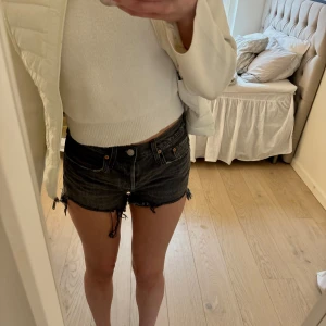 Jeansshorts från Levi’s - Svarta/gråa jeansshorts från Levi's i storlek 36🖤använda väldigt få gånger därav i bra skick, inga defekter✨
