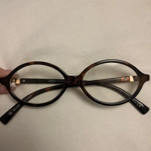 Trendiga blåljus glasögon - Ett par blåljus glasögon som endast är testade. Brun svarta i färgen 