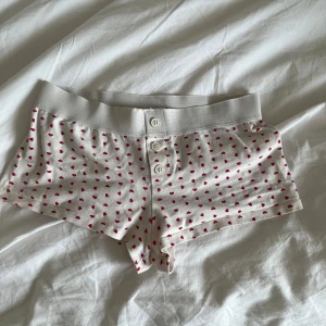 Söta mysshorts - Supersköna mysshorts från Gina! Dom är använda hyfsat mycket men är i bra skick. Dom är i storlek 146/152, men skulle säga att de passar allt från XS-S. Linnet till shortsen ligger uppe!