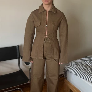 Jeans set Avora  - Avora jeans set. Helt nytt med lappar kvar. Storlek 34 över och underdel. Jag är 165 å lite låga i bena. Nypris 4400. Kan gå ner lite i pris vid snabb affär.