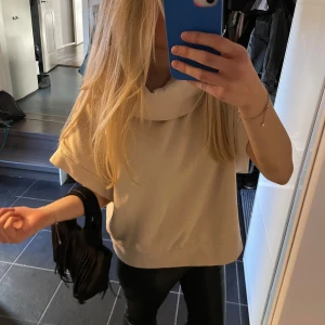 Beige kortärmad tröja med polokrage - Säljer en stilren beige tröja med korta ärmar och en mysig polokrage. Perfekt för en avslappnad look. Passar bra till både jeans och kjol. Säljer endast vid bra pris då den är väldigt unik!
