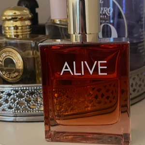 Parfym Alive Hugo boss - Parfymen är 50ml, skulle säga att de är lite mer  hälften kvar💕