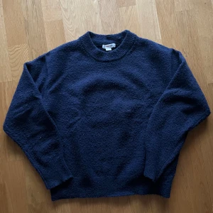 Mörkblå stickad tröja från Gina - Lite nopprig men annars fint skick. Skriv för fler bilder.