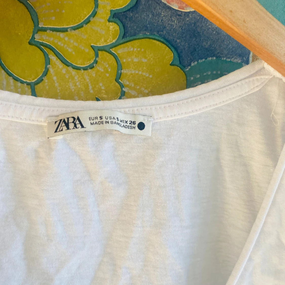 Vit v-ringad t-shirt från Zara - 2